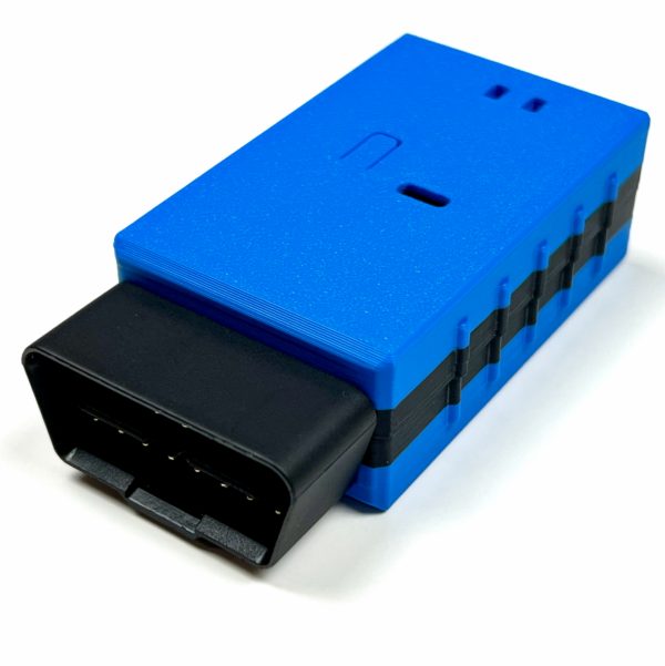 Le boîtier ESP32 CAN Bus Shield assemblé par MrDIY, dans son coffret imprimé en 3D bleu, avec sa prise OBD2 noire