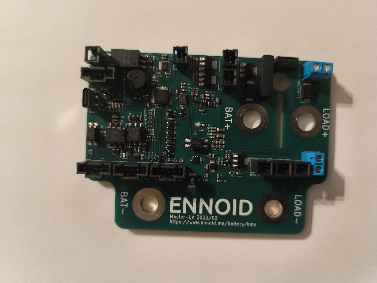 Carte maître Ennoid Master-LV, vue de dessus, avec ses cosses de puissance BAT et LOAD