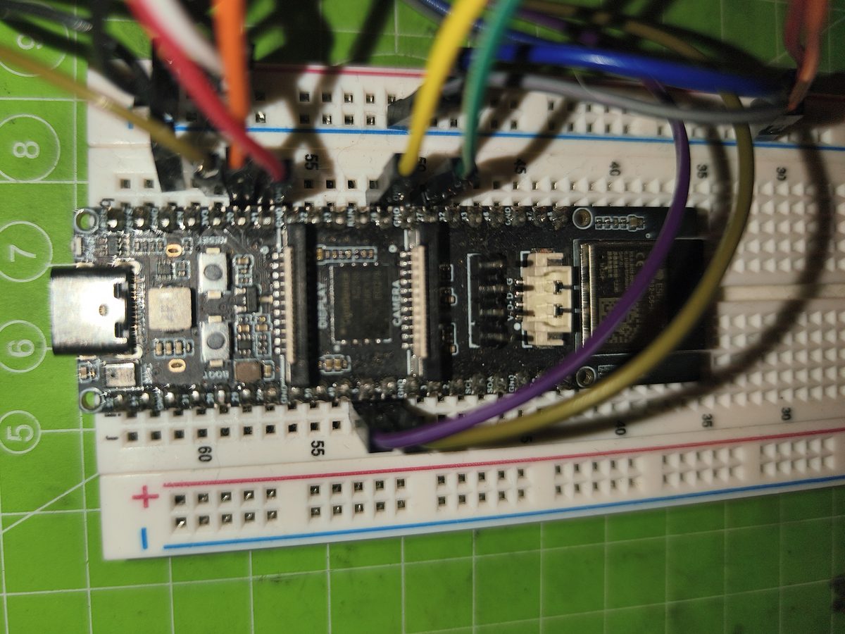 Module Waveshare ESP32-P4-WIFI6 enfiché sur une plaque d'essai, câblé au banc de test